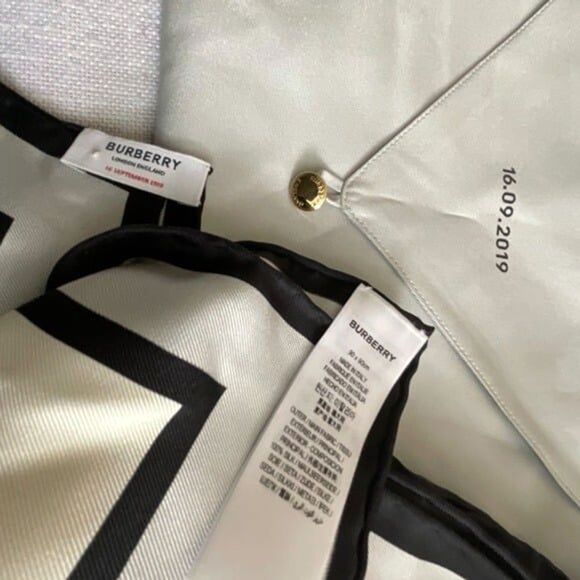 💯NWOT💯Burberry Silk Scarf Collectible Souvenir From 2019 London Runway Show 35 - Picture 4 of 8